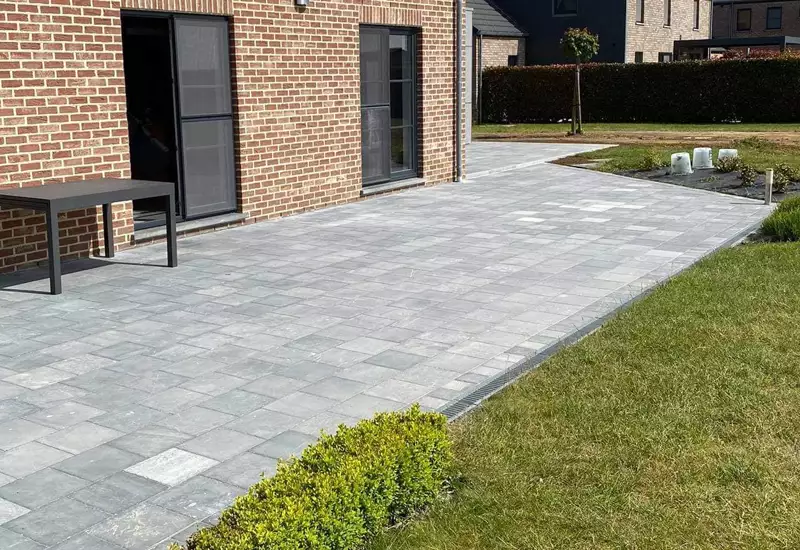 Terrasse pose pavage contour maison